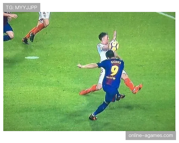 近距离手球判罚为何常引争议规则难点在哪？